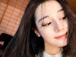 喜欢的女生让我追别的女孩，她是不是对我没意思？