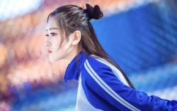 两个人同时追一个女生，怎么获胜？