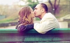 约会中女生出现这3个动作,就是在暗示你可以亲吻她