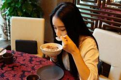 男女单独吃饭算约会吗？女生答应吃饭意味着什么