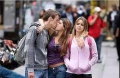 跟女生第一次约会她带闺蜜怎么办？做好这几点还是能拿下她