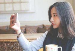 女生约会一直看手机还有必要聊么？