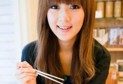 如何幽默的问女生吃饭了么？