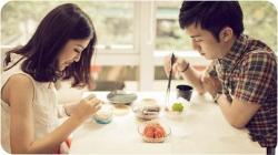 跟女生出去约会吃饭坐在旁边还是对面？