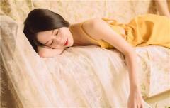 内向女生暗示喜欢你，却躲着你是什么原因？