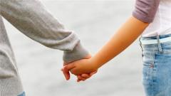 第一次约会可以牵手吗？怎么才能牵到女生的手？