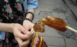 女生送糖给男生的寓意，难道她是在对我示好？