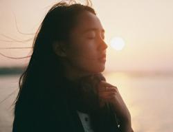 睁着眼睛接吻的女生是怎么想的？是不爱么