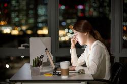 追的女生总是加班，该怎么关心打动她