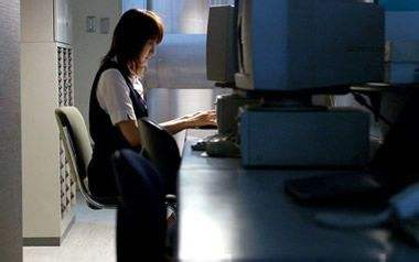 追的女生总是加班，该怎么关心打动她第3张