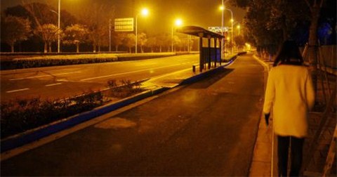 晚上找女生聊天开场白该怎么说？第4张