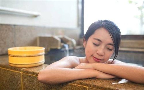 女生说洗澡去了是什么意思，该怎么回复？第1张