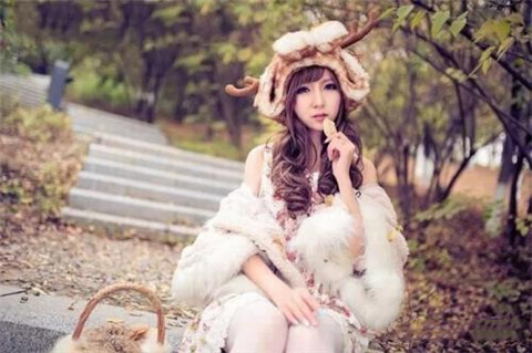 跟女生聊天不能一味讨好，要学会吸引第2张