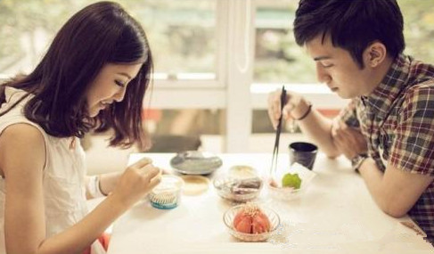 你追的女生跟别的男生也约会说明什么？第2张