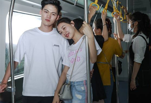 搭女生肩膀对方没拒绝可以更进一步么第2张