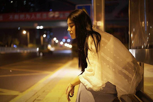 晚上和女生聊什么话题能增进关系 晚上和女生聊什么话题能增进关系第1张