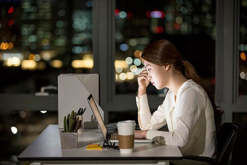 追的女生总是加班，该怎么关心打动她第1张