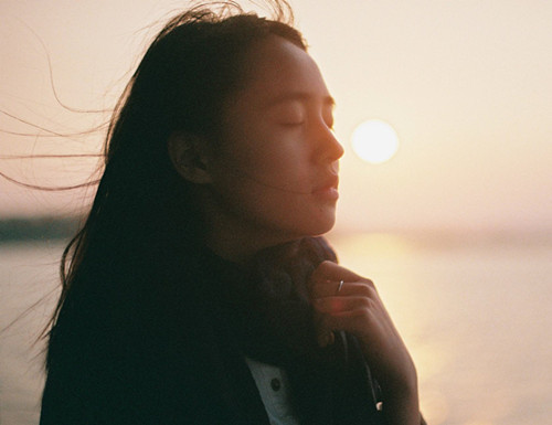 睁着眼睛接吻的女生是怎么想的?是不爱么 睁着眼睛接吻的女生是怎么想的?是不爱么第1张