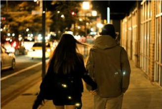 第一次约会牵手技巧，不经意之间升级关系第2张