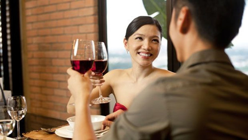 女生主动提出和喜欢她的男生一起吃饭,意味着什么 女生主动提出和喜欢她的男生一起吃饭,意味着什么第2张