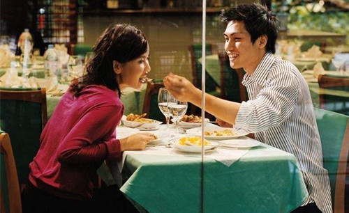 女生主动提出和喜欢她的男生一起吃饭,意味着什么 女生主动提出和喜欢她的男生一起吃饭,意味着什么第1张