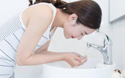 女生说去洗漱了，该怎么正确回答她？第2张