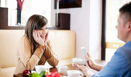 你追的女生跟别的男生也约会说明什么？第3张