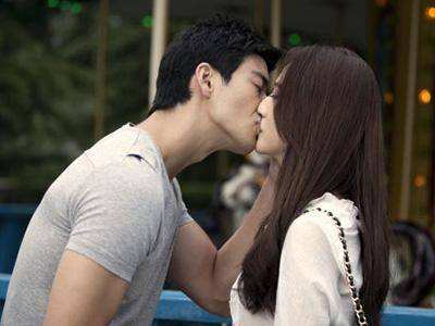 睁着眼睛接吻的女生是怎么想的?是不爱么 睁着眼睛接吻的女生是怎么想的?是不爱么第3张