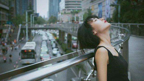 女生陪你聊天到很晚但不主动找你，意味着什么?第3张