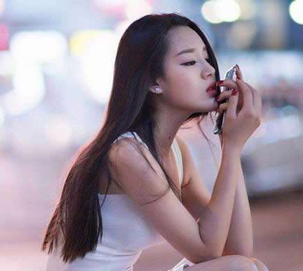 女生陪你聊天到很晚但不主动找你，意味着什么?第1张