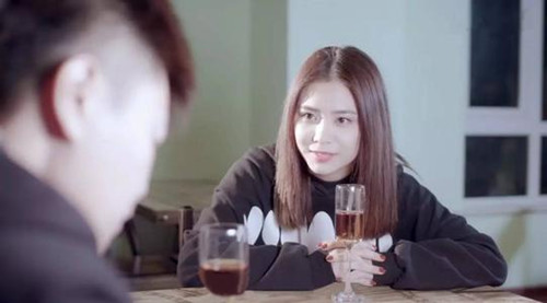 男女生打情骂俏的表现，这些表现证明女生喜欢你第2张